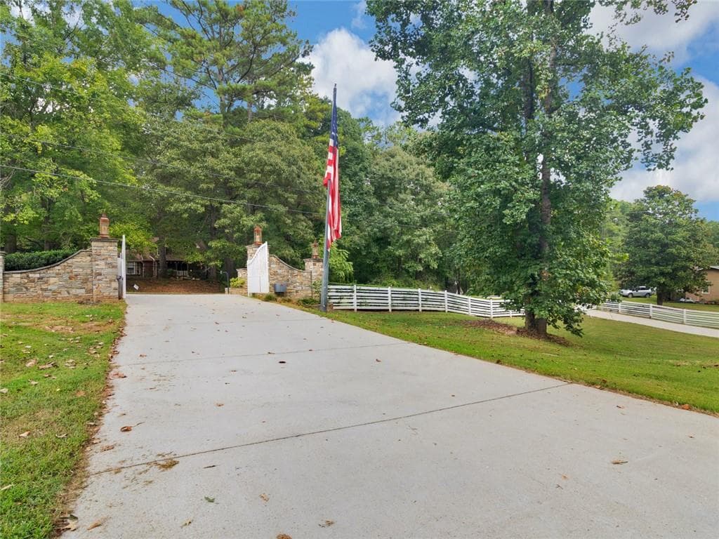 4 bedroom, 5 bathroom, 4,085 sq ft single family residence for sale at 177 White Lane, Stockbridge, GA 30281 — photo 2