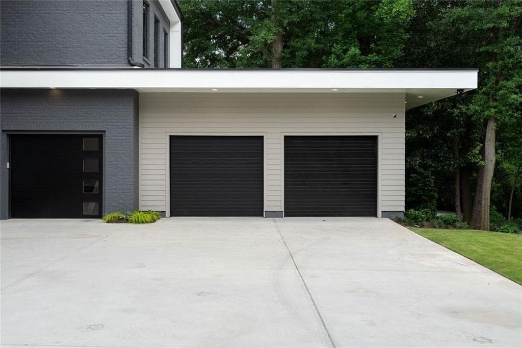 6 bedroom, 5 bathroom, 12,000 sq ft single family residence for sale at 4063 Rickenbacker Drive, Atlanta, GA 30342 — photo 8