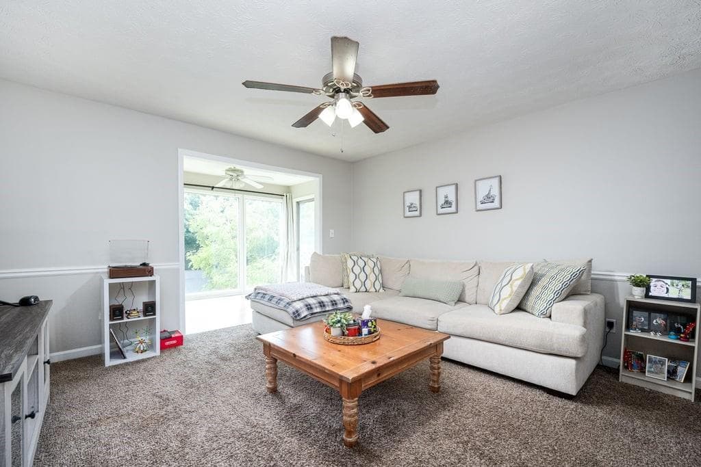 2 bedroom, 1 bathroom, 1,126 sq ft condominium for sale at 1104 Natchez Trace, Sandy Springs, GA 30350 — photo 2