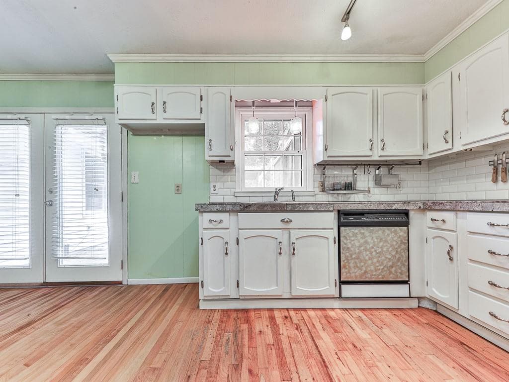 5 bedroom, 2 bathroom, 2,500 sq ft single family residence for sale at 1043 Oakdale Drive, Smyrna, GA 30080 — photo 3