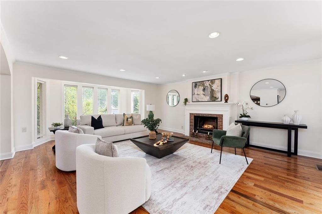 3 bedroom, 3 bathroom, 2,786 sq ft townhouse for sale at 18 Basswood Circle, Sandy Springs, GA 30328 — photo 2