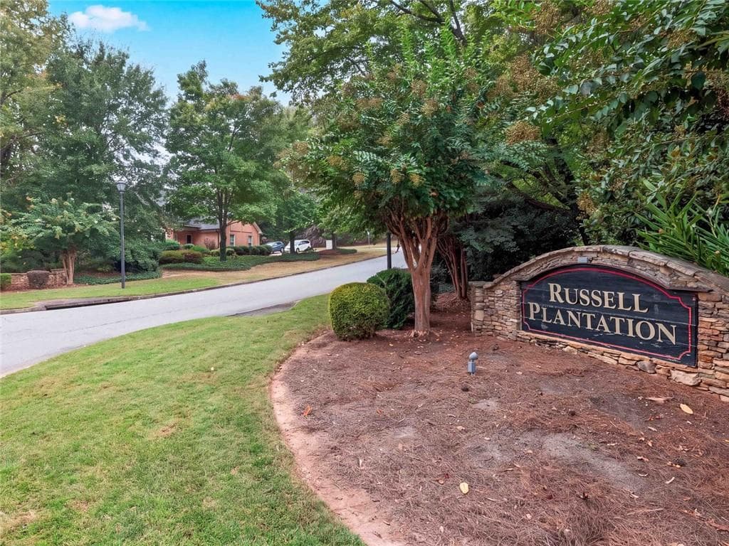 4 bedroom, 3 bathroom, 2,138 sq ft single family residence for sale at 305 Deer Cliff Cove, Lawrenceville, GA 30043 — photo 3