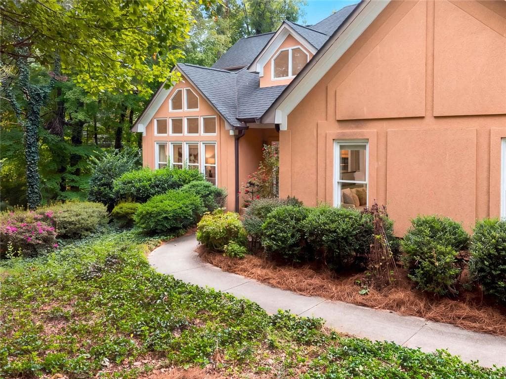 4 bedroom, 3 bathroom, 2,138 sq ft single family residence for sale at 305 Deer Cliff Cove, Lawrenceville, GA 30043 — photo 5