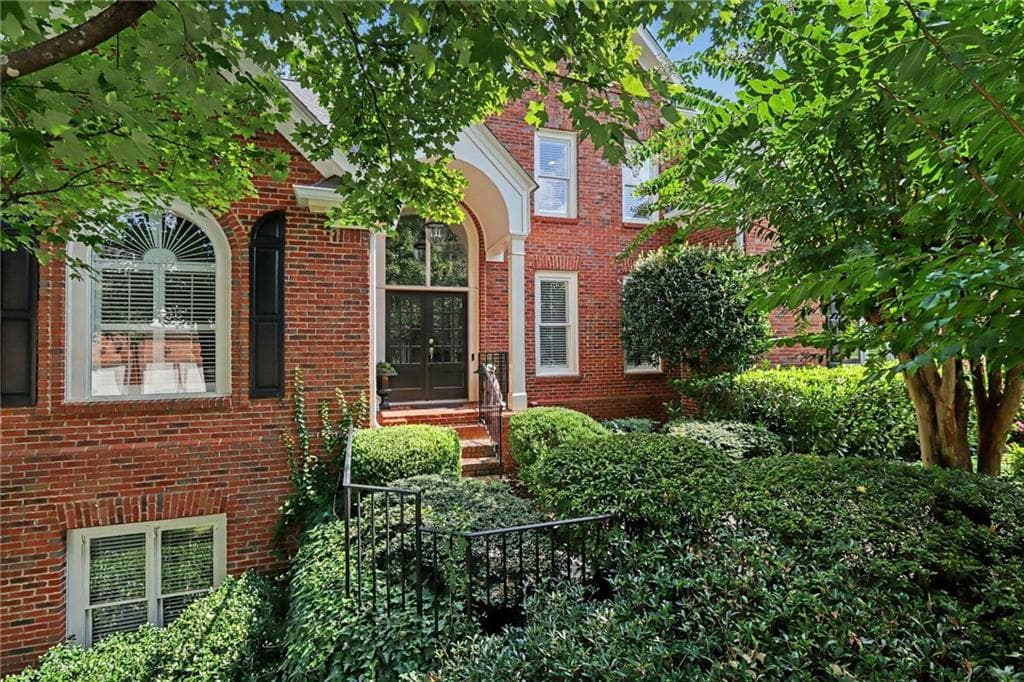 5 bedroom, 4 bathroom, 3,728 sq ft single family residence for sale at 3509 Estates Lane, Smyrna, GA 30080 — photo 2