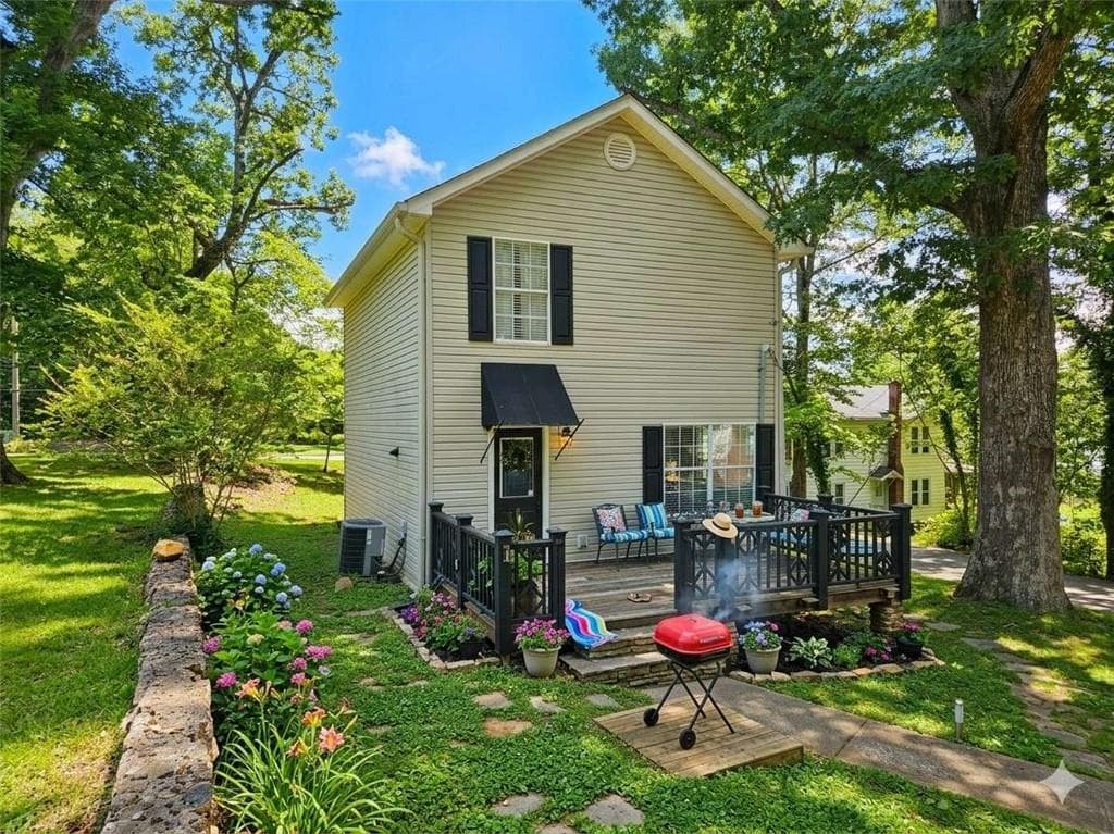 2 bedroom, 2 bathroom, 1,120 sq ft single family residence for sale at 1326 Park Hill Drive, Gainesville, GA 30501 — photo 1 of 20