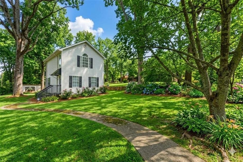 2 bedroom, 2 bathroom, 1,120 sq ft single family residence for sale at 1326 Park Hill Drive, Gainesville, GA 30501 — photo 2