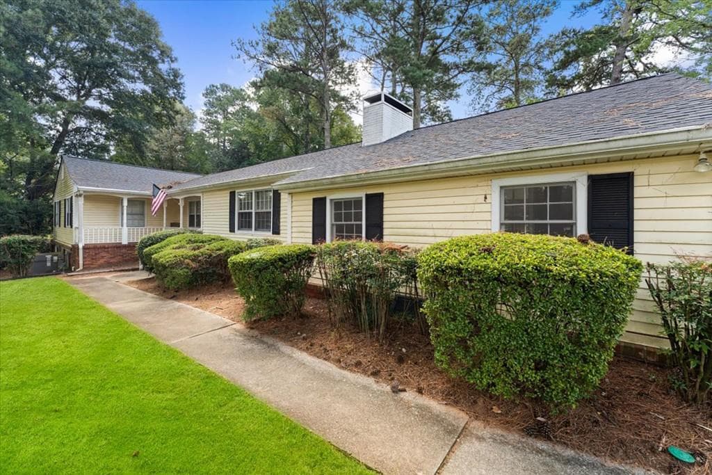 5 bedroom, 3 bathroom, 2,672 sq ft single family residence for rent at 595 Hembree Road, Roswell, GA 30076 for $3,450 a month — photo 3