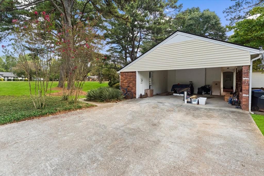 5 bedroom, 3 bathroom, 2,672 sq ft single family residence for rent at 595 Hembree Road, Roswell, GA 30076 for $3,450 a month — photo 4
