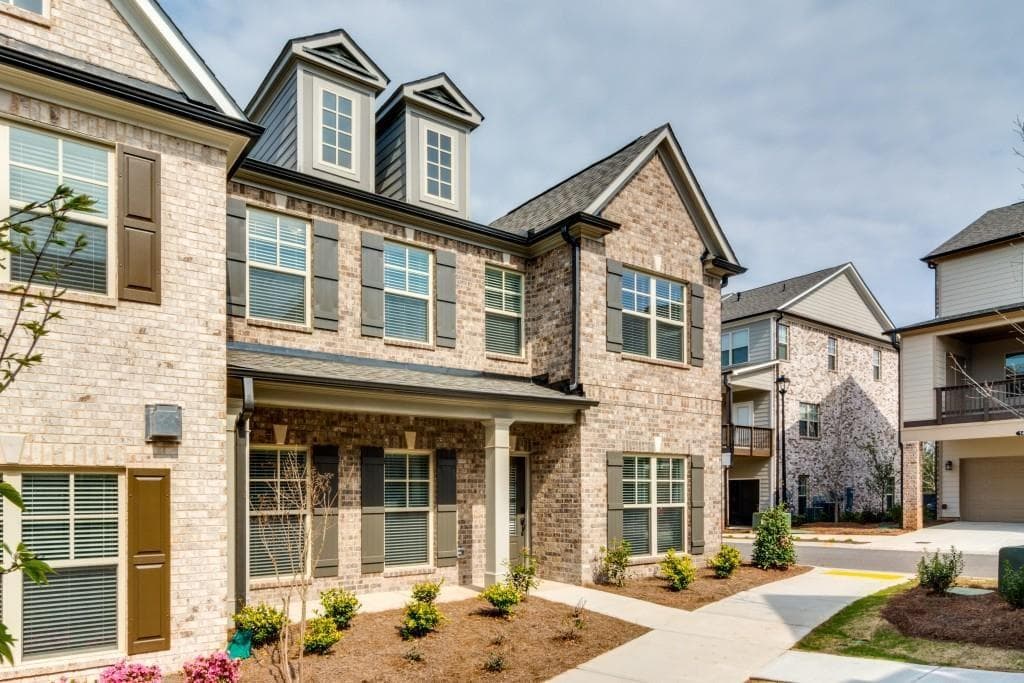 3 bedroom, 3 bathroom, 2,050 sq ft townhouse for sale at 3762 Ledgemont Drive, Suwanee, GA 30024 — photo 2