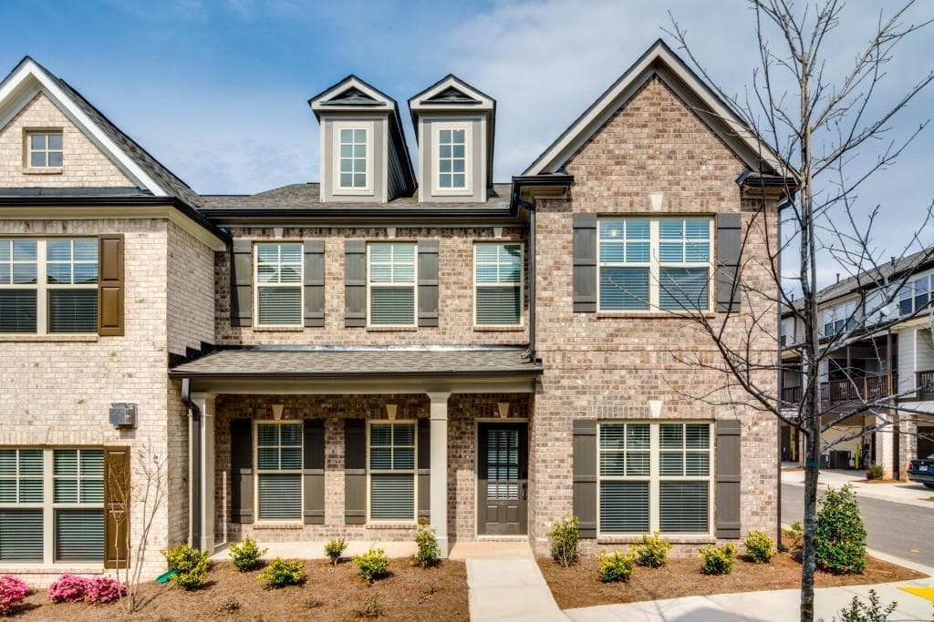 3 bedroom, 3 bathroom, 2,050 sq ft townhouse for sale at 3762 Ledgemont Drive, Suwanee, GA 30024 — photo 3