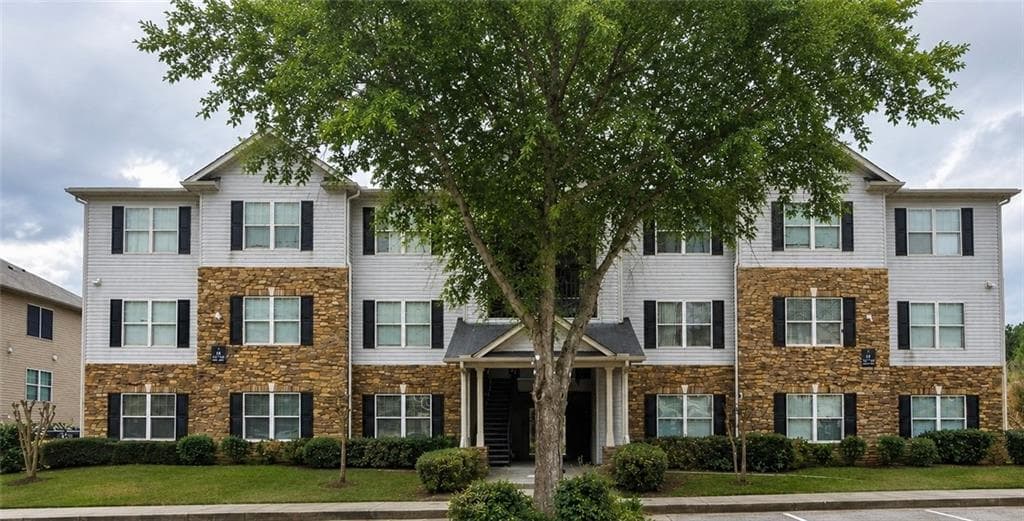 3 bedroom, 2 bathroom, 1,232 sq ft condominium for sale at 4101 Fairington Club Drive 4101, Lithonia, GA 30038