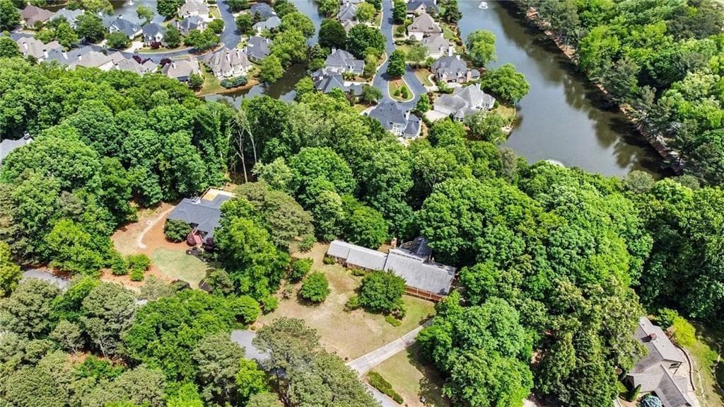 4 bedroom, 3 bathroom, 4,393 sq ft single family residence for sale at 9270 Riverclub Parkway NE, Johns Creek, GA 30097 — photo 4