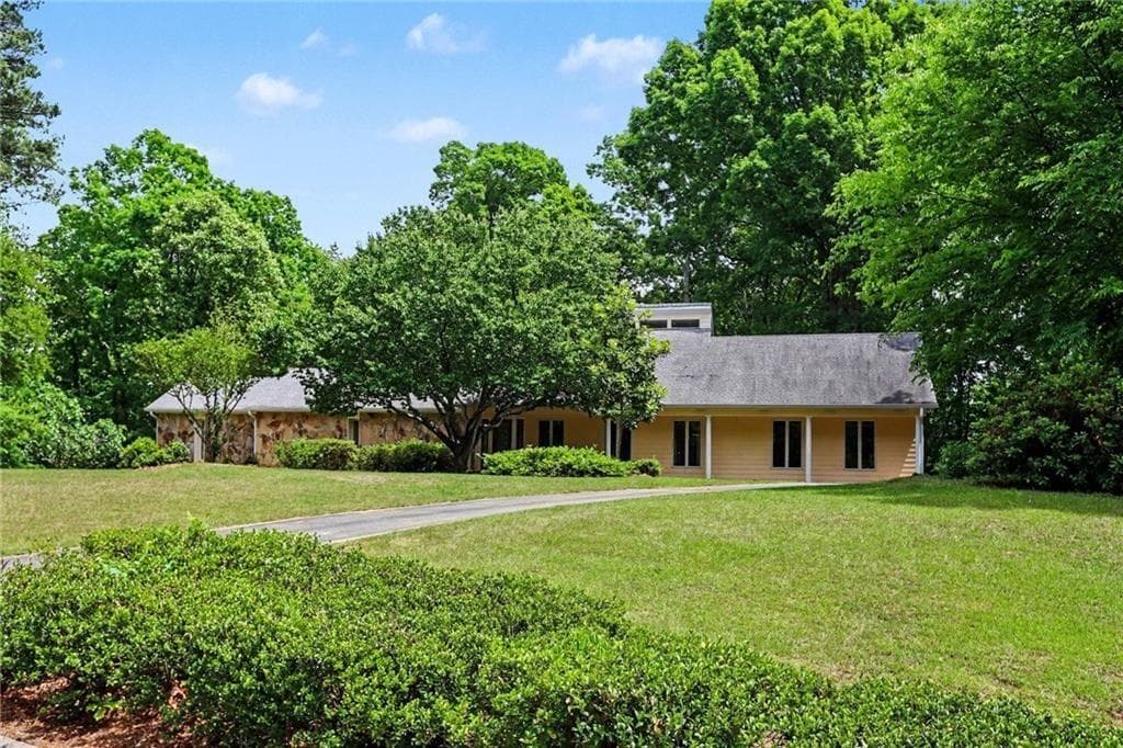 4 bedroom, 3 bathroom, 4,393 sq ft single family residence for sale at 9270 Riverclub Parkway NE, Johns Creek, GA 30097 — photo 10