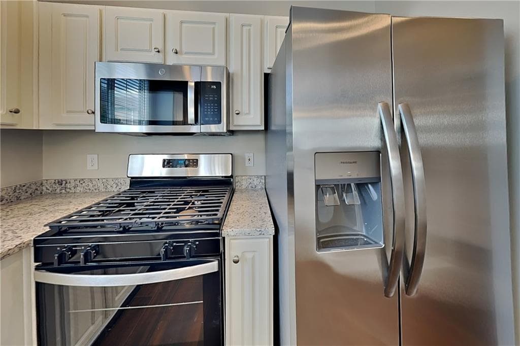 3 bedroom, 3 bathroom, 1,221 sq ft single family residence for rent at 709 Bedford Court, Woodstock, GA 30188 for $2,050 a month — photo 3