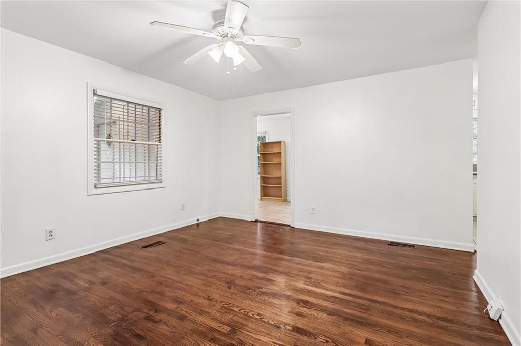 3 bedroom, 2 bathroom, 912 sq ft single family residence for sale at 923 Verdi Way, Clarkston, GA 30021 — photo 5
