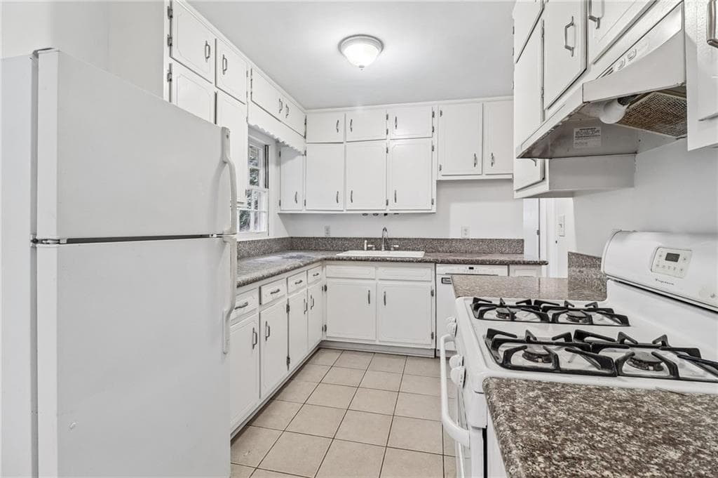 3 bedroom, 2 bathroom, 912 sq ft single family residence for sale at 923 Verdi Way, Clarkston, GA 30021 — photo 6