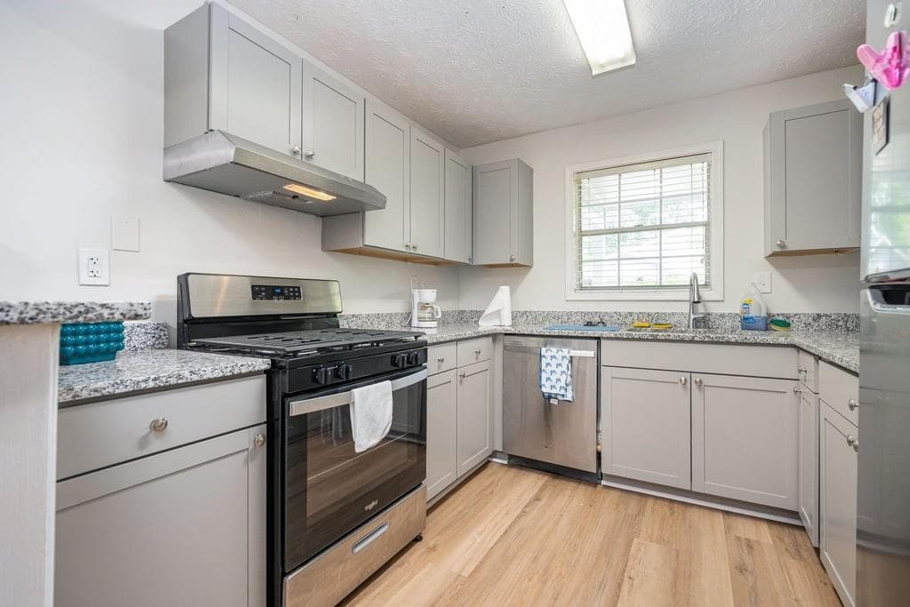 2 bedroom, 1 bathroom, 1,126 sq ft condominium for sale at 1105 Natchez Trace, Sandy Springs, GA 30350