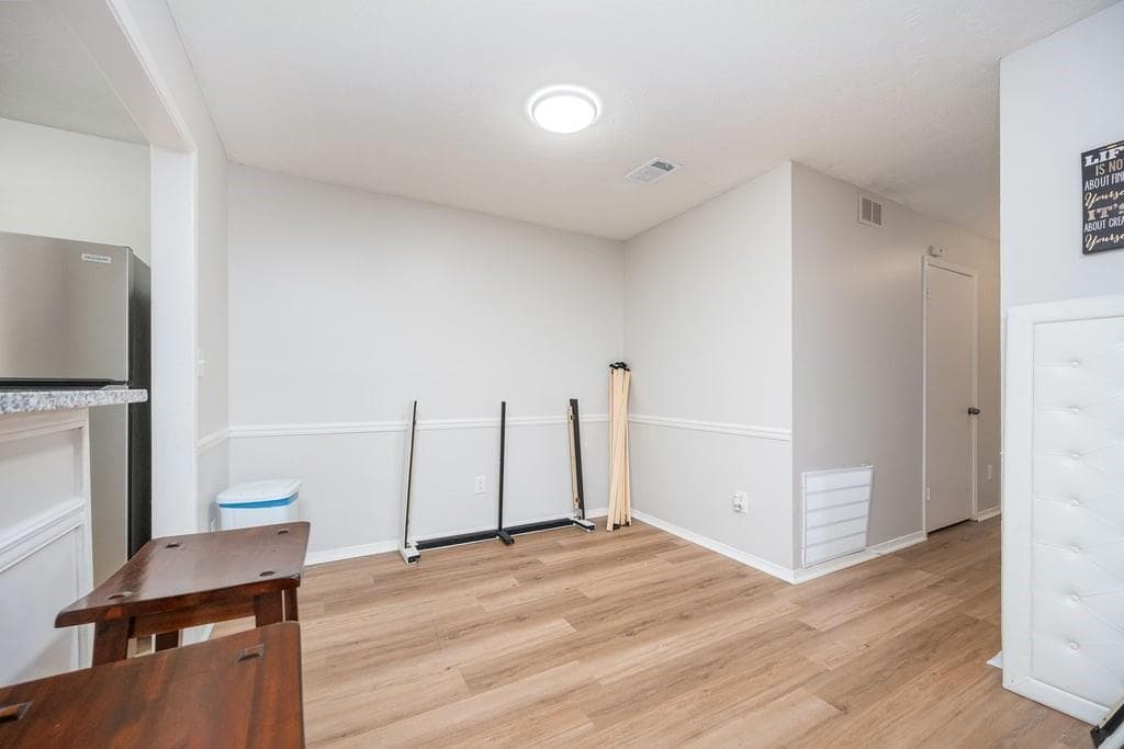 2 bedroom, 1 bathroom, 1,126 sq ft condominium for sale at 1105 Natchez Trace, Sandy Springs, GA 30350 — photo 2