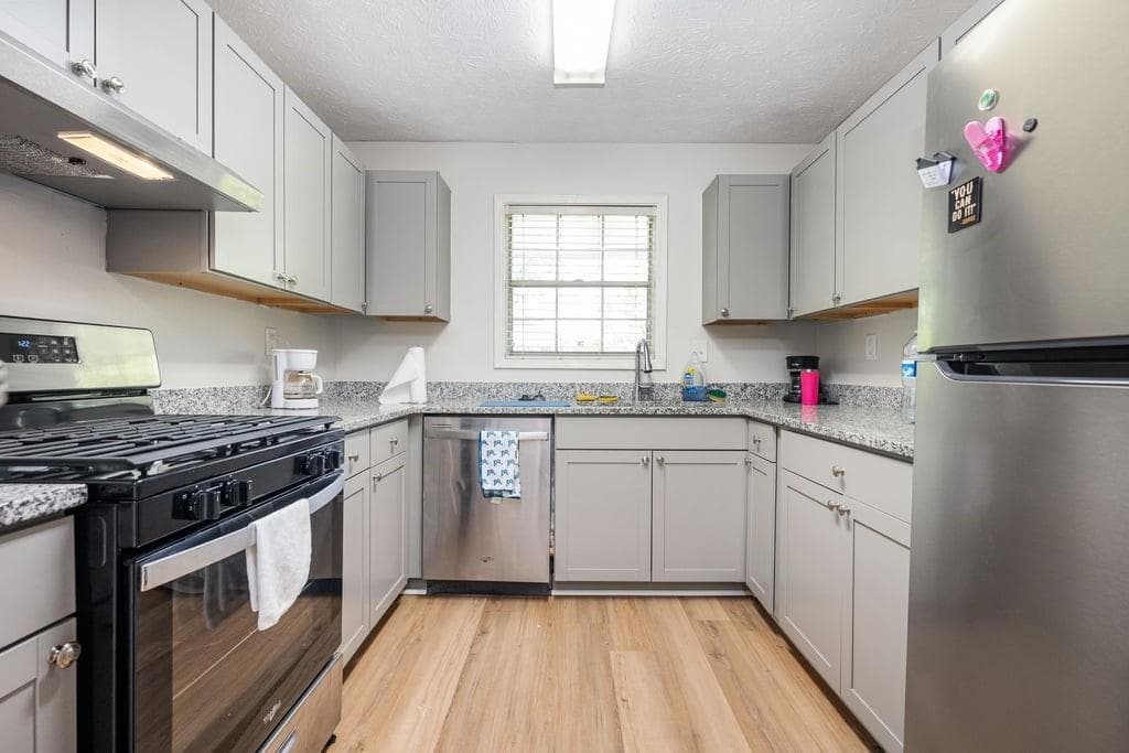 2 bedroom, 1 bathroom, 1,126 sq ft condominium for sale at 1105 Natchez Trace, Sandy Springs, GA 30350 — photo 3