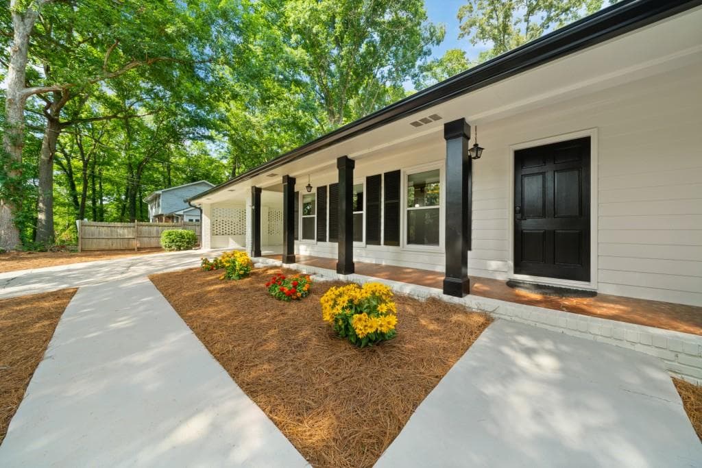 4 bedroom, 3 bathroom, 2,040 sq ft single family residence for sale at 1415 Driftwood Court, Roswell, GA 30075 — photo 2
