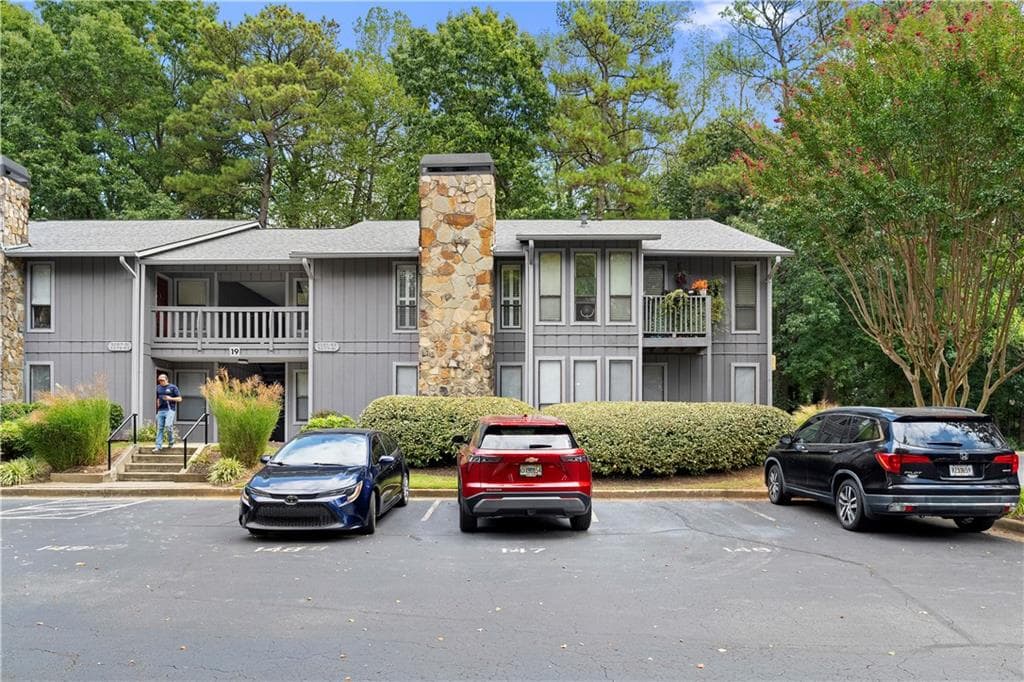 2 bedroom, 2 bathroom, 1,182 sq ft condominium for sale at 5077 Woodridge Way, Tucker, GA 30084 — photo 2