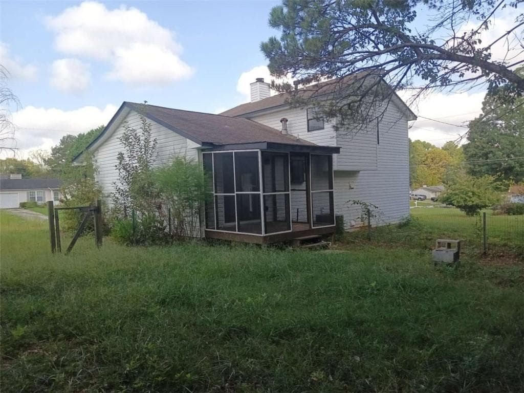 3 bedroom, 2 bathroom, 1,360 sq ft single family residence for sale at 10386 Wisteria Lane, Jonesboro, GA 30238 — photo 2
