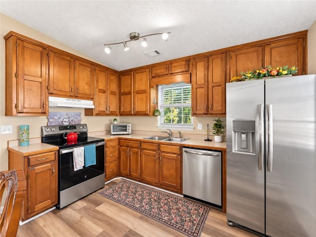 2 bedroom, 1 bathroom, 900 sq ft single family residence for sale at 2560 Fairlane Drive, Cumming, GA 30041 — photo 3