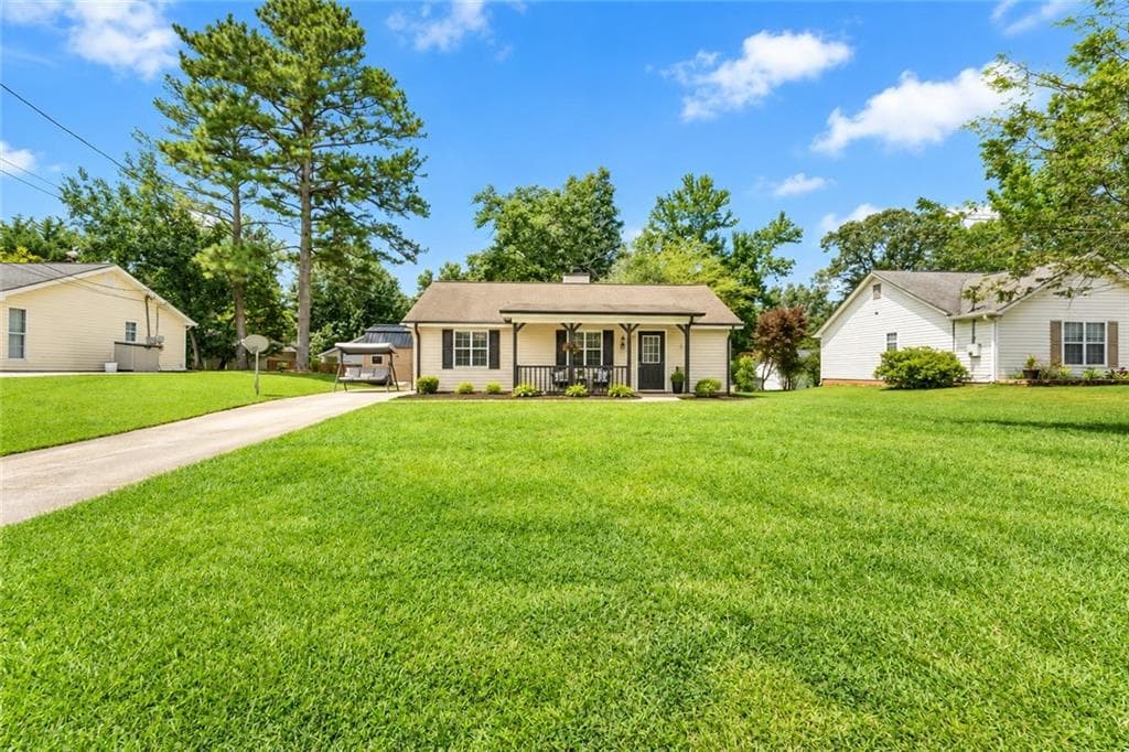 2 bedroom, 1 bathroom, 900 sq ft single family residence for sale at 2560 Fairlane Drive, Cumming, GA 30041 — photo 8