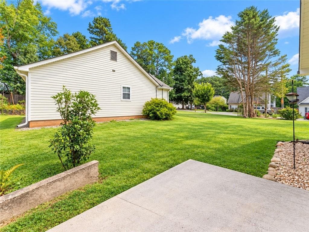 2 bedroom, 1 bathroom, 900 sq ft single family residence for sale at 2560 Fairlane Drive, Cumming, GA 30041 — photo 10