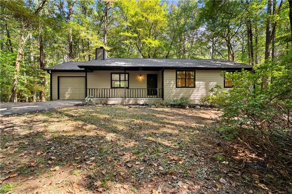 2 bedroom, 2 bathroom, 1,244 sq ft single family residence for sale at 4006 Lake Acworth Drive, Acworth, GA 30101