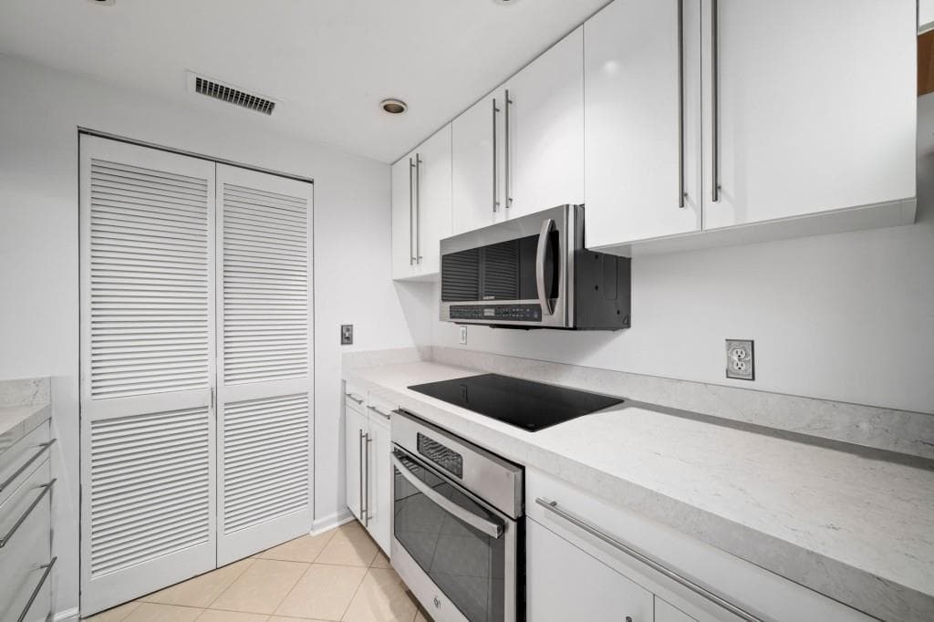 2 bedroom, 2 bathroom, 1,230 sq ft condominium for rent at 3481 Lakeside Drive 1107, Atlanta, GA 30326 for $2,400 a month — photo 4