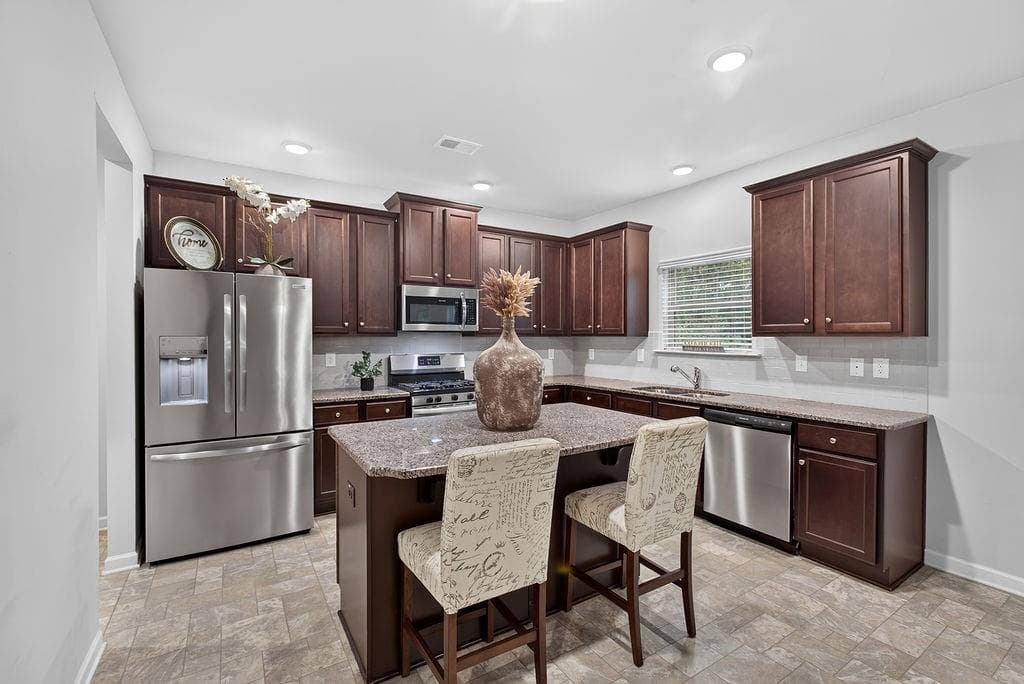 4 bedroom, 3 bathroom, 2,552 sq ft single family residence for sale at 206 Pincourt Loop, Griffin, GA 30223 — photo 8