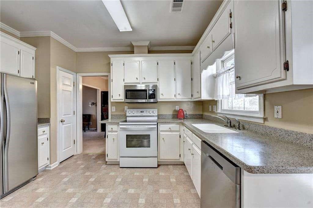 5 bedroom, 3 bathroom, 2,759 sq ft single family residence for sale at 2390 Walnut Grove Way, Suwanee, GA 30024 — photo 9
