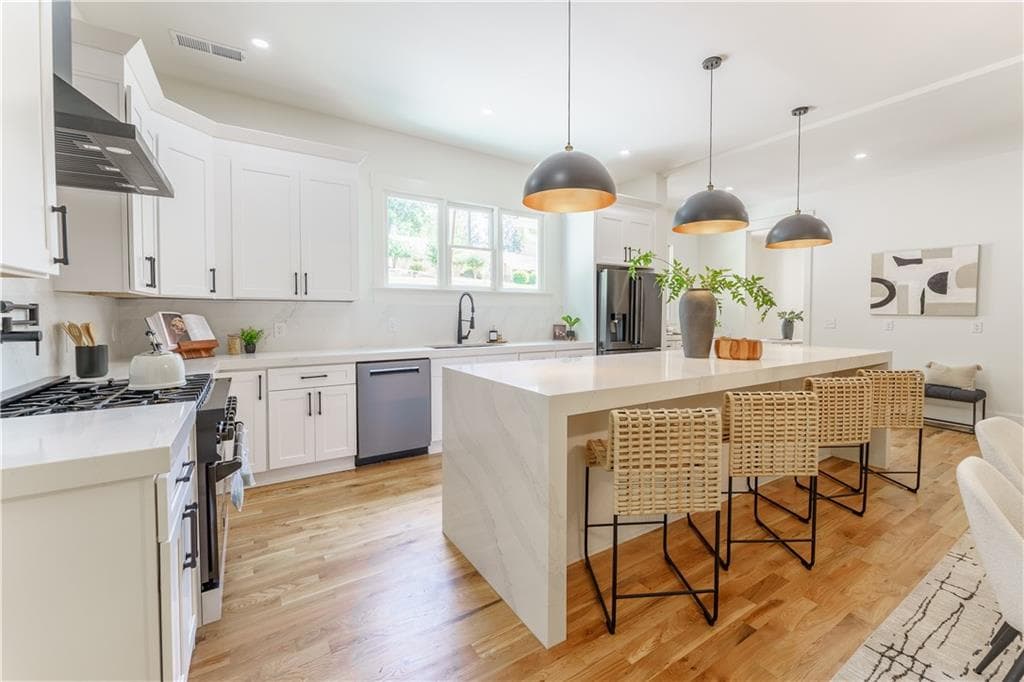 6 bedroom, 6 bathroom, 5,400 sq ft single family residence for sale at 6434 Cherry Tree Lane, Sandy Springs, GA 30328 — photo 3