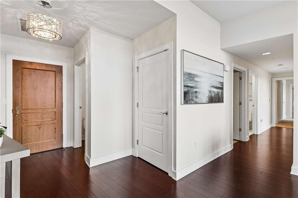 3 bedroom, 3 bathroom, 1,867 sq ft condominium for sale at 700 Park Regency Place 2404, Atlanta, GA 30326 — photo 2