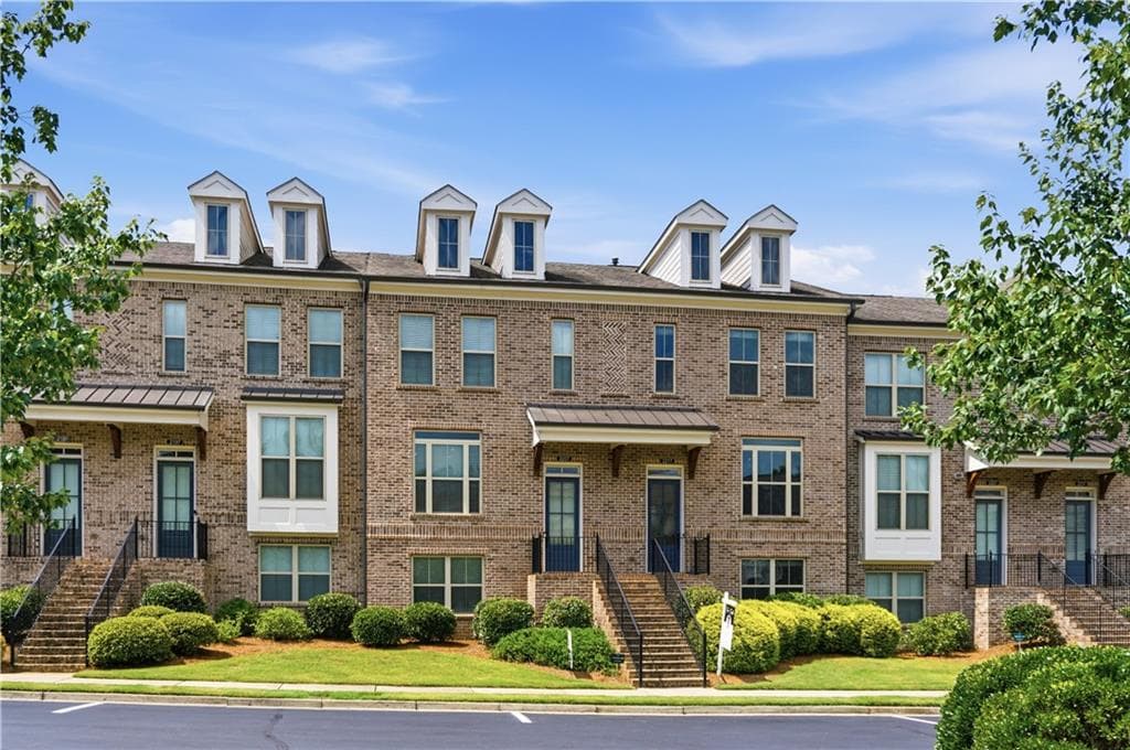 3 bedroom, 4 bathroom, 2,200 sq ft townhouse for sale at 2217 Parkside Glen View 221, Duluth, GA 30097 — photo 2