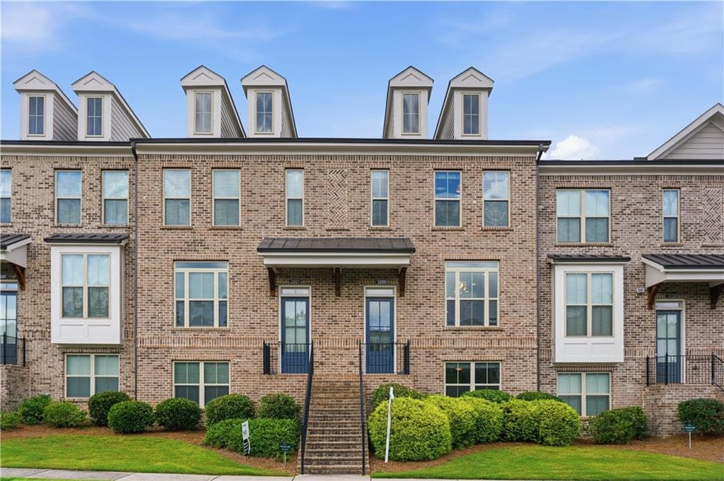 3 bedroom, 4 bathroom, 2,200 sq ft townhouse for sale at 2217 Parkside Glen View 221, Duluth, GA 30097 — photo 3