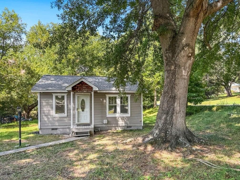 2 bedroom, 1 bathroom, 830 sq ft single family residence for sale at 298 Tennessee Street, Fairmount, GA 30139