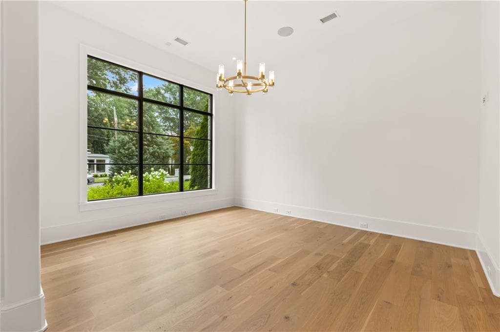 5 bedroom, 6 bathroom, 6,365 sq ft single family residence for sale at 4550 Jolyn Place, Sandy Springs, GA 30342 — photo 9