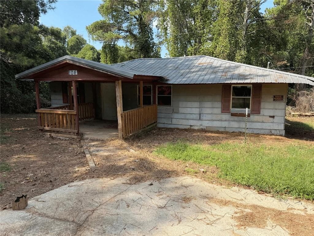 3 bedroom, 1 bathroom, 1,112 sq ft single family residence for sale at 104 Mccreery Road, Jefferson, GA 30549