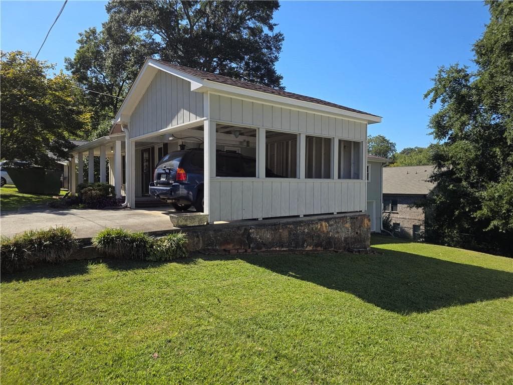 3 bedroom, 1 bathroom, 1,272 sq ft single family residence for sale at 129 South Street, Buford, GA 30518 — photo 2