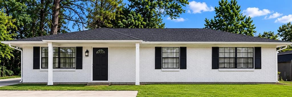 3 bedroom, 2 bathroom, 1,116 sq ft single family residence for sale at 1832 Mcdonough Road, Hampton, GA 30228 — photo 1 of 22