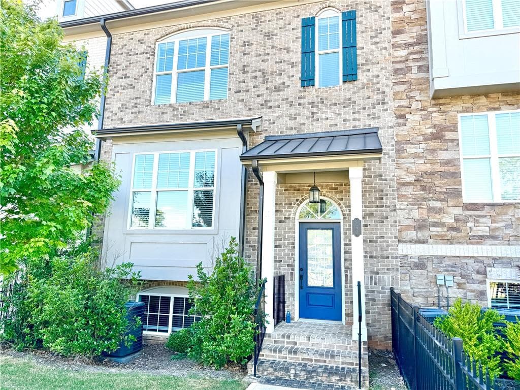 3 bedroom, 4 bathroom, 2,520 sq ft townhouse for sale at 160 Wren Drive, Roswell, GA 30076 — photo 1 of 27