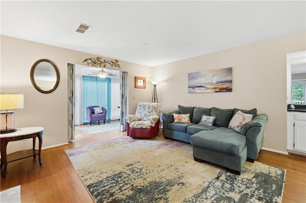 2 bedroom, 2 bathroom, 1,166 sq ft condominium for sale at 1624 Raleigh Circle 1624, Marietta, GA 30067 — photo 2