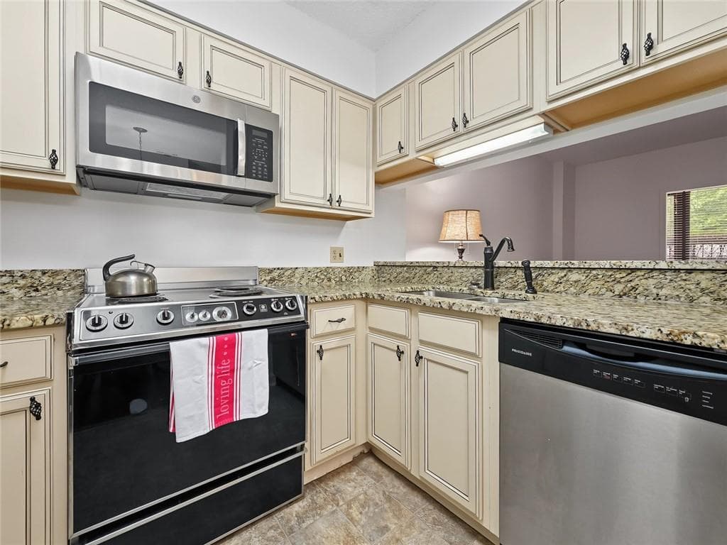 1 bedroom, 1 bathroom, 800 sq ft condominium for sale at 1800 Clairmont Lk A116, Decatur, GA 30033 — photo 2