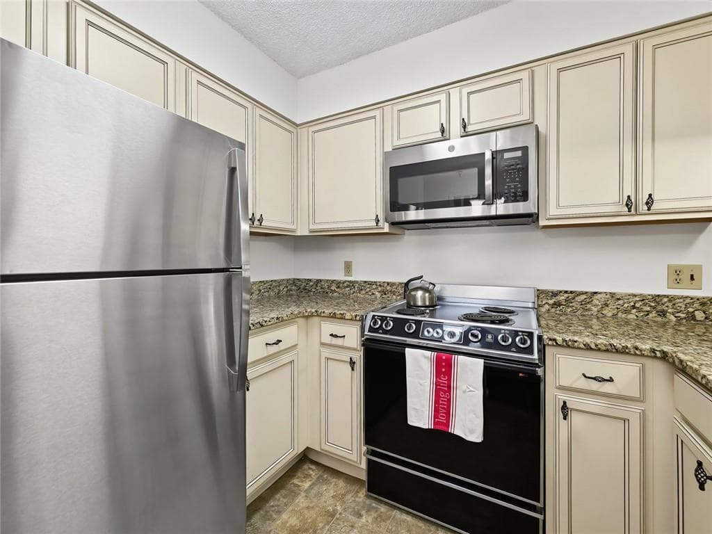 1 bedroom, 1 bathroom, 800 sq ft condominium for sale at 1800 Clairmont Lk A116, Decatur, GA 30033 — photo 5