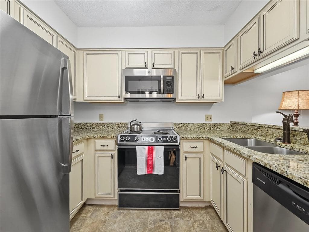 1 bedroom, 1 bathroom, 800 sq ft condominium for sale at 1800 Clairmont Lk A116, Decatur, GA 30033 — photo 6