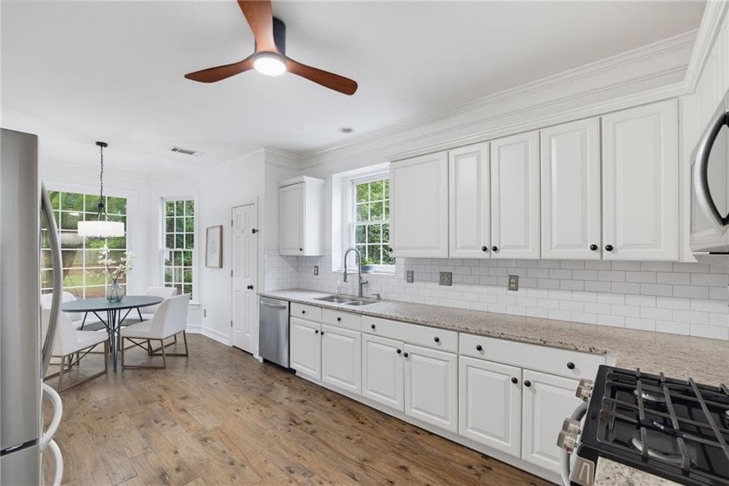 4 bedroom, 3 bathroom, 2,406 sq ft single family residence for sale at 320 Lockwood Terrace, Decatur, GA 30030 — photo 6