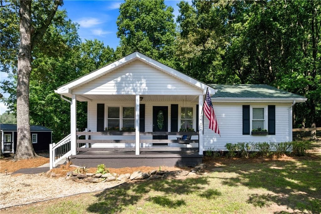 3 bedroom, 2 bathroom, 1,532 sq ft single family residence for sale at 467 Sanders Street, Clarkesville, GA 30523 — photo 1 of 47