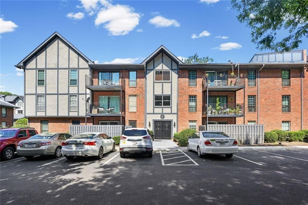 2 bedroom, 2 bathroom, 1,256 sq ft condominium for sale at 6851 Roswell Road F3, Sandy Springs, GA 30328